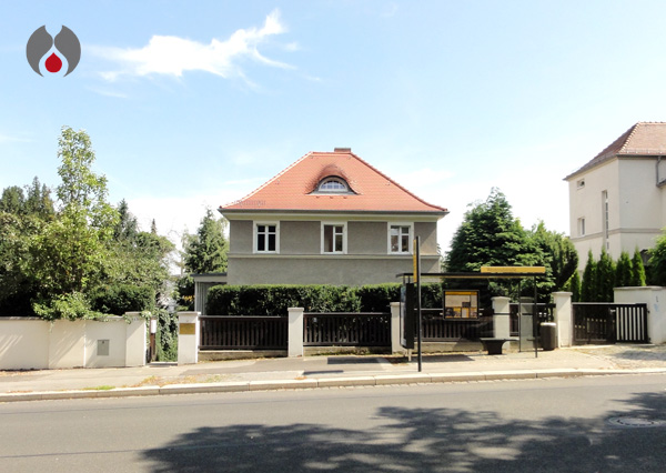Praxisgebäude (Straßenansicht)